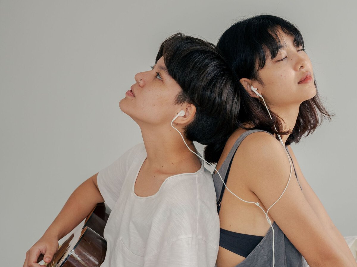 A couple sharing music through earphones