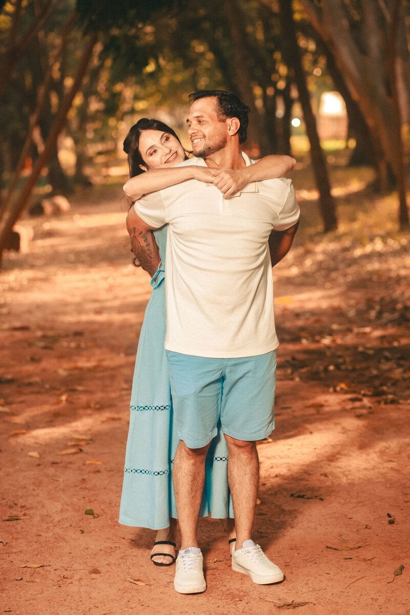 Couple enjoying a sunny moment in a park