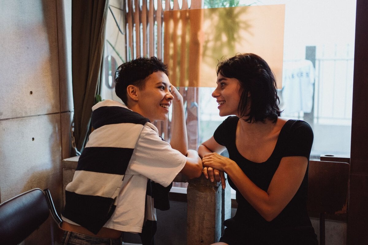 Two women talking at a cafe table